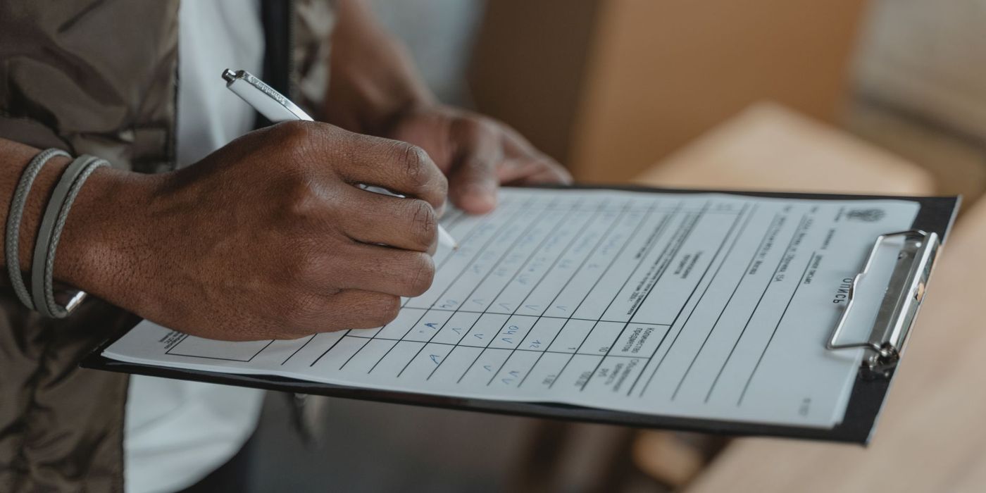 Menyemak senarai syarat kemasukan pusat jagaan